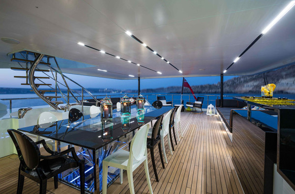 Ocean Paradise yacht dining