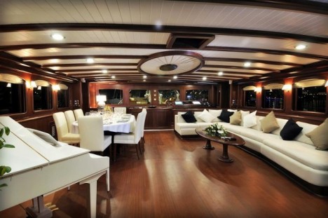 Sailing yacht REGINA salon