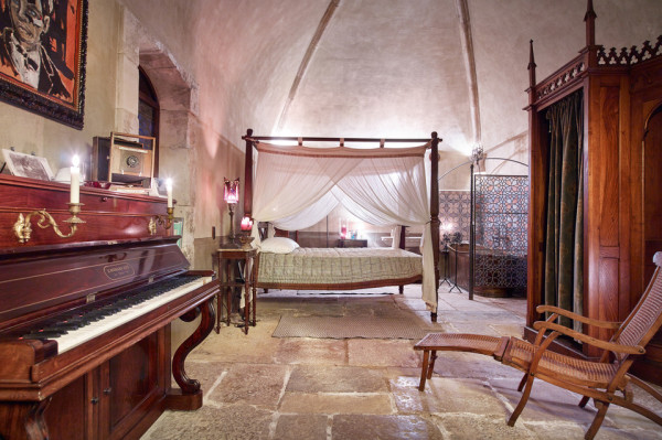 Johnny Depp French home bedroom