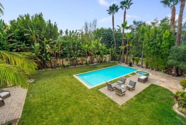 Miley Cyrus home swimming pool