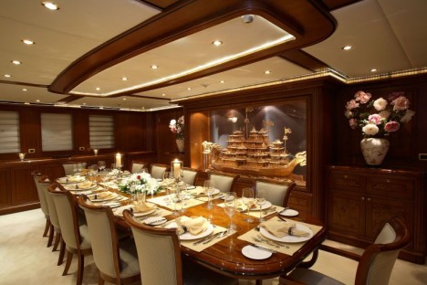 Superyacht Montigne dining room