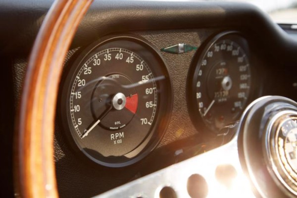 Lightweight Jaguar E-Type dials