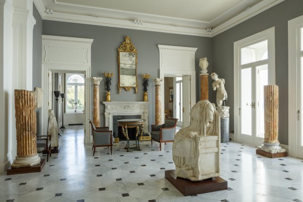 A classically elegant main entrance hall opens the ground floor of the Villa Astor Sorrento into two luxuriously furnished sitting rooms