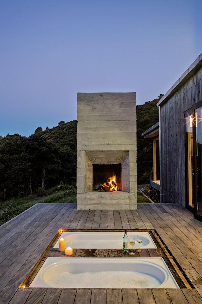 The outdoor bath for Back Country House. Photography: David Maurice for LTD. Architecture 