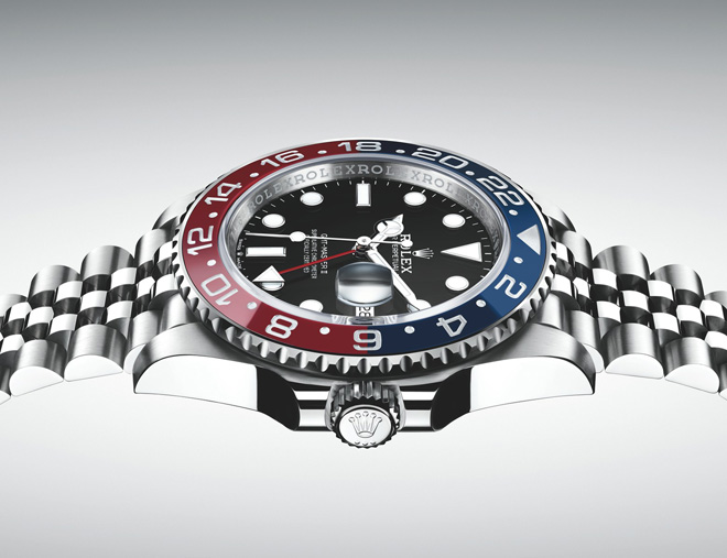 For the very first time, the bezel with a graduated two-colour Cerachrom insert in red and blue ceramic is available on the GMT-Master II in Oystersteel, with a Jubilee bracelet. 