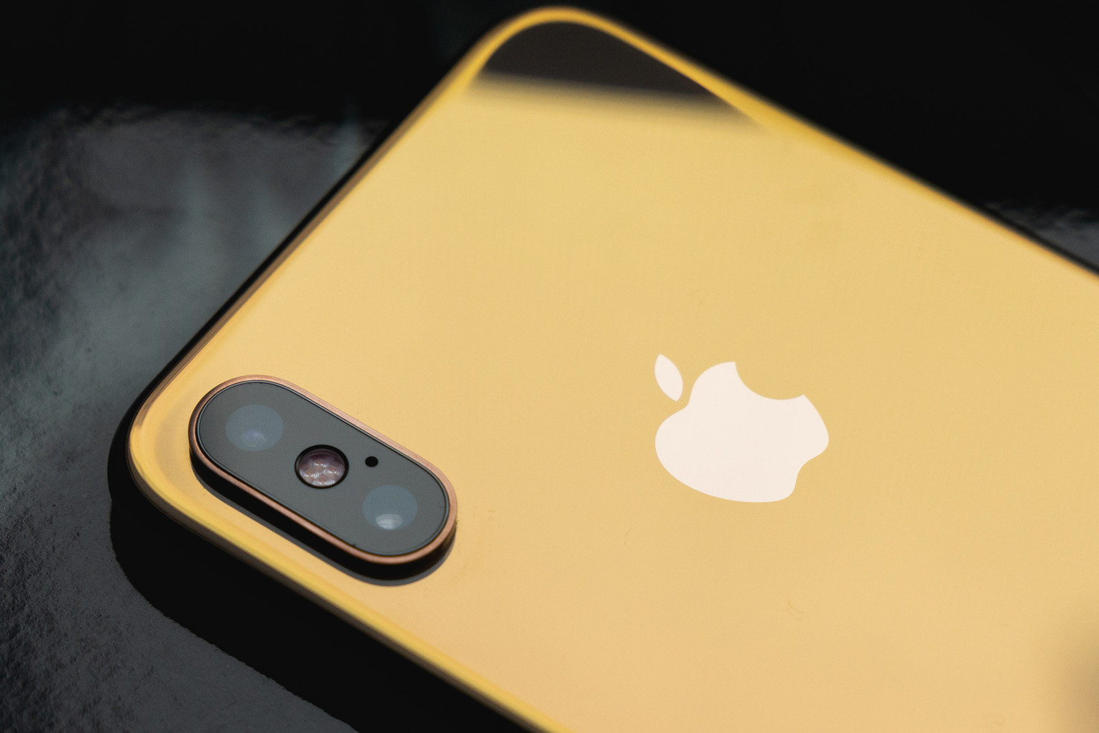 Apple iPhone Xs/Xs Max/XR First Closer Look Gold iPhone X iPhone XC Plus