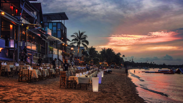 Boho chic beach dining at Bophut, the departure point for trips to neighbouring islands; Photo: M.V. Photography
