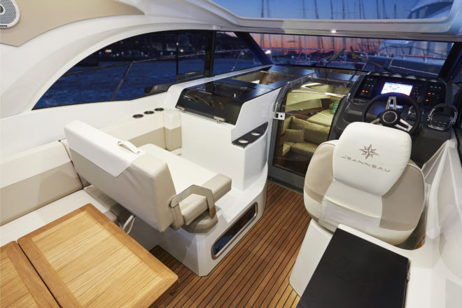 Jeanneau: The bench seating in the Leader 33’s open saloon can face the dining table or towards the bow and helm