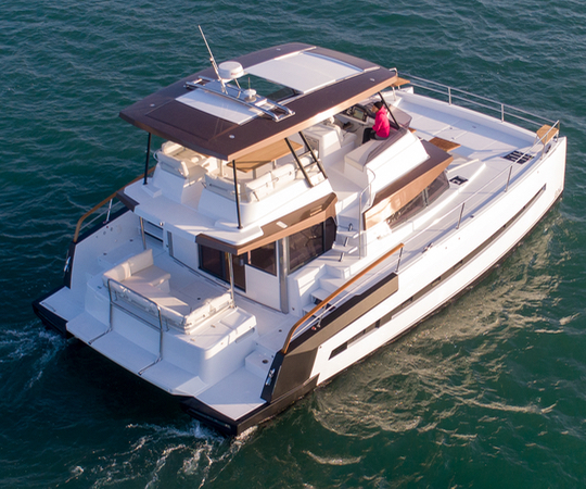 The flybridge with helm is enhanced by access from both sides